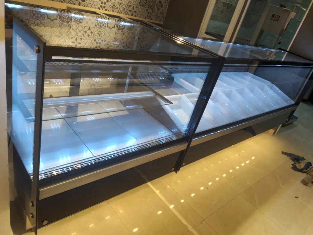 Detalle de acabados en acero inoxidable para vitrinas comerciales
